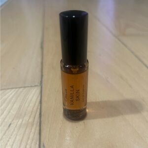 Phlur vanilla skin 5ml never used . No box